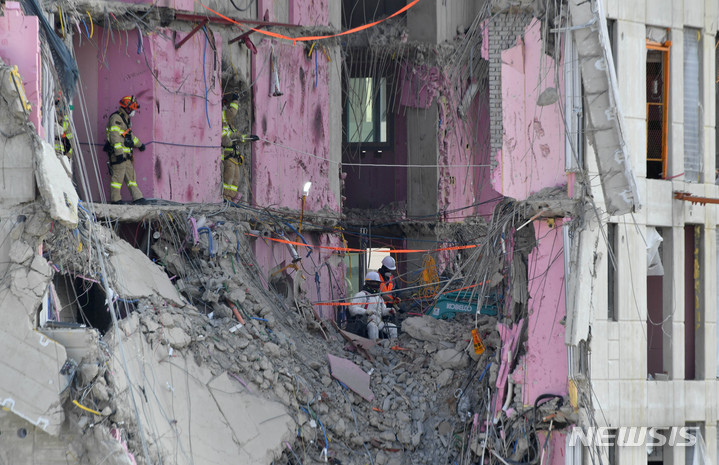 [광주=뉴시스] 변재훈 기자 = 광주 HDC현대산업개발 신축 아파트 붕괴 사고 25일째인 4일 오전 무너진 201동 남서쪽 28층 인근에서 실종자 수색·구조와 잔해물 제거 작업이 펼쳐지고 있다. 앞서 지난 2일 오전 26t가량 콘크리트 덩어리가 건물 안팎으로 추가 낙하하면서 작업이 일시 중단됐으나 안전 진단을 거쳐 전날부터 수색·구조 등 작업이 재개됐다. 2022.02.04. wisdom21@newsis.com