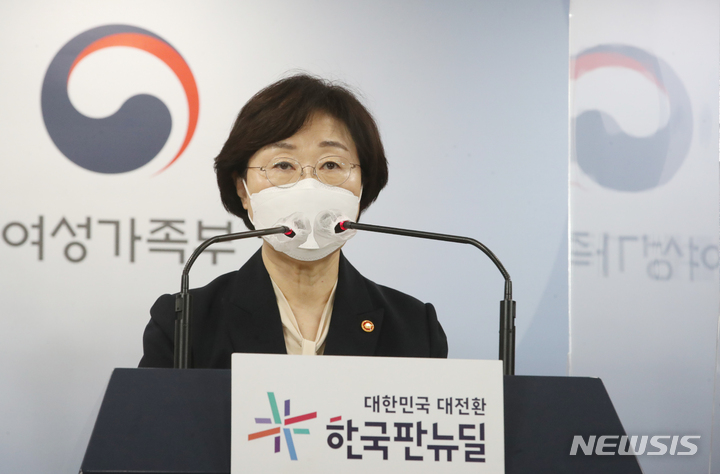 [서울=뉴시스] 김명원 기자 = 정영애 여성가족부 장관이 4일 오전 서울 종로구 정부서울청사에서 열린 학령기 다문화가족 자녀 포용적 지원방안 브리핑에 참석해 발언하고 있다. 2022.02.04. kmx1105@newsis.com