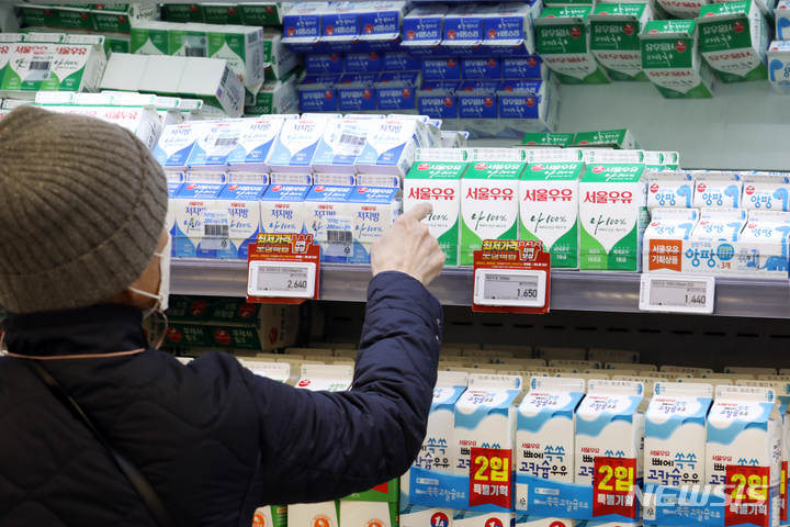 [서울=뉴시스] 조성우 기자 = 지난달 소비자 물가가 3.6% 오르며 4개월 연속 3%대 상승률을 기록했다. 통계청이 4일 발표한 '1월 소비자 물가 동향'에 따르면 지난달 소비자 물가 지수는 104.69(2020=100)로 1년 전보다 3.6% 상승했다. 사진은 4일 오후 서울 시내 한 대형 마트를 찾은 고객이 장을 보는 모습. 2022.02.04. xconfind@newsis.com