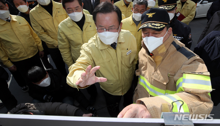 [광주=뉴시스] 류형근 기자 = 김부겸 국무총리가 광주 현대산업개발 신축 아파트 붕괴사고 25일째인 4일 오전 광주 서구 화정동 사고현장을 찾아 소방 등으로부터 설명을 듣고 있다. (사진=공동취재). 2022.02.04. hgryu77@newsis.com