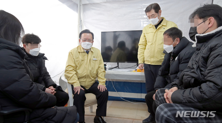 [광주=뉴시스] 류형근 기자 = 김부겸 국무총리가 광주 현대산업개발 신축 아파트 붕괴사고 25일째인 4일 오전 광주 서구 화정동 사고현장을 찾아 붕괴사고피해자가족협의회의 의견을 듣고 있다. (사진=공동취재). 2022.02.04. hgryu77@newsis.com