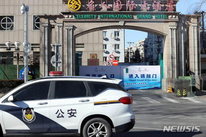 [베이징(중국)=뉴시스] 고범준 기자 = 2022 베이징동계올림픽 개막일인 4일 오전 중국 베이징 시내 한 호텔 앞으로 공안이 지나가고 있다. 중국은 코로나19로부터 2022 베이징 동계올림픽을 안전하게 치르기 위해 '폐쇄 루프'를 적용하고 있다. 2022.02.04. bjko@newsis.com