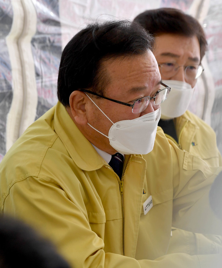 [광주=뉴시스] 변재훈 기자 = 김부겸 국무총리가 광주 HDC현대산업개발 신축 아파트 붕괴 25일째인 4일 사고 현장을 찾아 인근 피해 상인들과 만나 이야기하고 있다. 2022.02.04. wisdom21@newsis.com