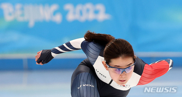 [베이징(중국)=뉴시스] 홍효식 기자 = 스피드 스케이팅 대표팀 김민선이 4일 오전 중국 베이징 국립 스피드 스케이팅 경기장(오벌)에서 훈련을 하고 있다. 2022.02.01. yesphoto@newsis.com