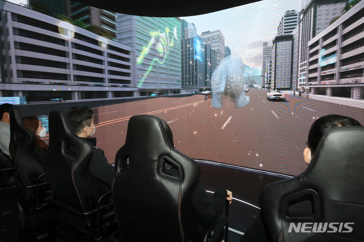 [서울=뉴시스] 조성우 기자 = 2022년2월4일 오후 서울 종로구 세종로공원에 개관한 '광화전차' 2022.02.04. xconfind@newsis.com