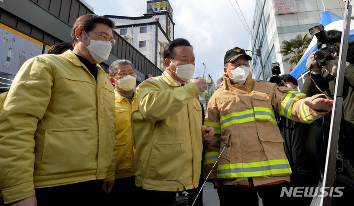 [광주=뉴시스] 변재훈 기자 = 김부겸 국무총리가 광주 서구 화정동 HDC현대산업개발 신축 아파트 붕괴 25일째인 4일 오후 사고 현장을 찾아 소방청 관계자의 수색·구조 작업 관련 설명을 듣고 있다. 2022.02.04. wisdom21@newsis.com