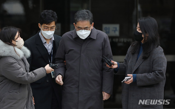 [서울=뉴시스] 추상철 기자 = 곽상도 전 국민의힘 의원이 지난 2월4일 오후 서울 서초구 서울중앙지법에서 구속 전 피의자 심문(영장실질심사)를 받은 후 법정을 나서며 입장을 밝히고 있다. 2022.02.04. scchoo@newsis.com