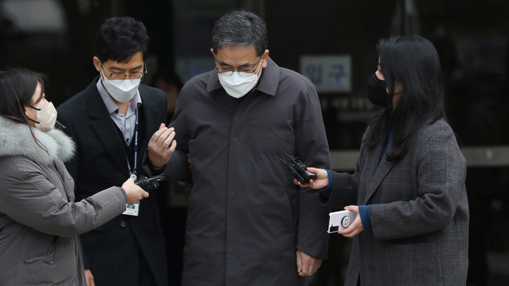 [서울=뉴시스] 추상철 기자 = 곽상도 전 국민의힘 의원이 지난 2월4일 오후 서울 서초구 서울중앙지법에서 구속 전 피의자 심문(영장실질심사)를 받은 후 법정을 나서며 입장을 밝히고 있다. 2022.02.04. scchoo@newsis.com