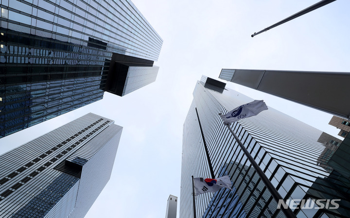 [서울=뉴시스] 추상철 기자 = 서울 서초구 삼성전자 서초사옥에서 삼성사기가 바람에 펄럭이고 있다. 2022.02.04. scchoo@newsis.com