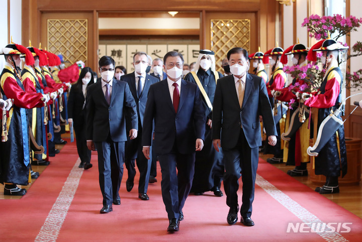 [서울=뉴시스] 김진아 기자 = 문재인 대통령이 4일 오후 청와대 충무실에서 열린 주한대사 신임장 제정식을 마친 후 신임 주한대사들과 접견장으로 향하고 있다. 2022.02.04. bluesoda@newsis.com