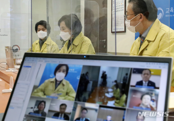 [서울=뉴시스] 김명원 기자 = 유은혜 사회부총리 겸 교육부 장관이 4일 서울 종로구 정부서울청사에서 영상으로 열린 제4차 교육회복위원회에 참석해 발언하고 있다. (공동취재사진) 2022.02.04. photo@newsis.com