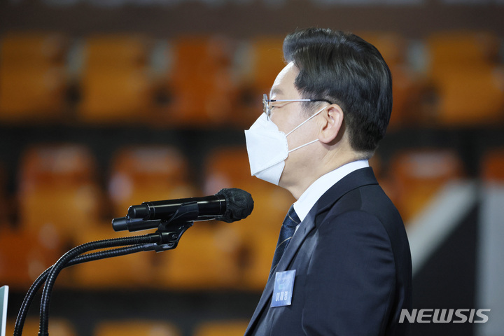 [서울=뉴시스] 국회사진기자단 = 이재명 더불어민주당 대선 후보가 지난 4일 오후 서울 송파구 잠실학생체육관에서 열린 한국농업경영인중앙연합회 주최 '선택 2022! 대선 후보 농정 비전 발표회'에서 농정 비전을 발표하고 있다. 2022.02.04. photo@newsis.com