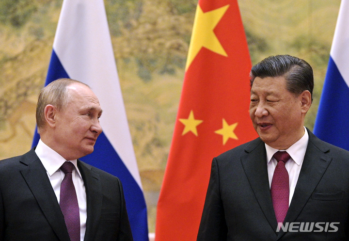[베이징(중국)=AP/뉴시스]지난달 4일 블라디미르 푸틴 러시아 대통령(왼쪽)과 시진핑 중국 국가주석이 베이징올림픽을 계기로 중국 베이징에서 만나 회담하고 있다. 2022.03.02.