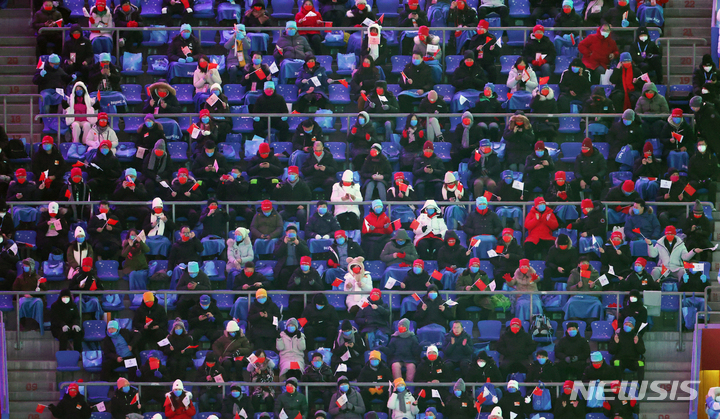 [베이징(중국)=뉴시스] 홍효식 기자 = 4일 오후 중국 베이징 국립 경기장에서 열린 2022 베이징 동계올림픽 개막식을 찾은 관람객들이 사전공연을 즐기고 있다. 2022.02.04. yesphoto@newsis.com