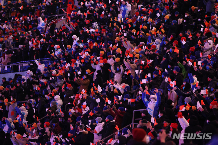 [베이징(중국)=뉴시스] 김병문 기자 = 4일 오후 중국 베이징 국립 경기장에서 열린 2022 베이징 동계올림픽 개막식을 찾은 관람객들이 사전공연을 즐기고 있다. 2022.02.04. dadazon@newsis.com