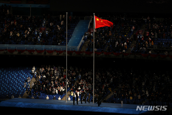 [베이징(중국)=뉴시스] 김병문 기자 = 4일 오후 중국 베이징 국립 경기장에서 열린 2022 베이징 동계올림픽 개막식에서 중국국기인 오성홍기가 게양되고 있다. 2022.02.04. dadazon@newsis.com