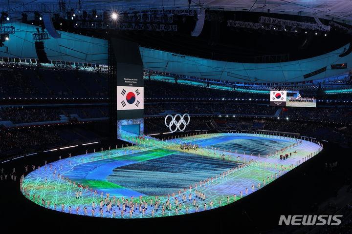 [베이징(중국)=뉴시스] 김병문 기자 = 4일 오후 중국 베이징 국립 경기장에서 열린 2022 베이징 동계올림픽 개막식에서 대한민국 선수단이 공동 기수인 곽윤기, 김아랑이 든 태극기를 앞세우고 입장하고 있다. 2022.02.04. dadazon@newsis.com