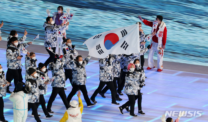 [베이징(중국)=뉴시스] 김병문 기자 = 4일 오후 중국 베이징 국립 경기장에서 열린 2022 베이징 동계올림픽 개막식에서 대한민국 선수단이 공동 기수인 곽윤기, 김아랑이 든 태극기를 앞세우고 입장하고 있다. 2022.02.04. dadazon@newsis.com