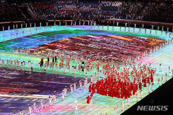 [베이징(중국)=뉴시스] 김병문 기자 = 4일 오후 중국 베이징 국립 경기장에서 열린 2022 베이징 동계올림픽 개막식에서 개최국인 중국 선수단이 입장하고 있다. 2022.02.04. dadazon@newsis.com