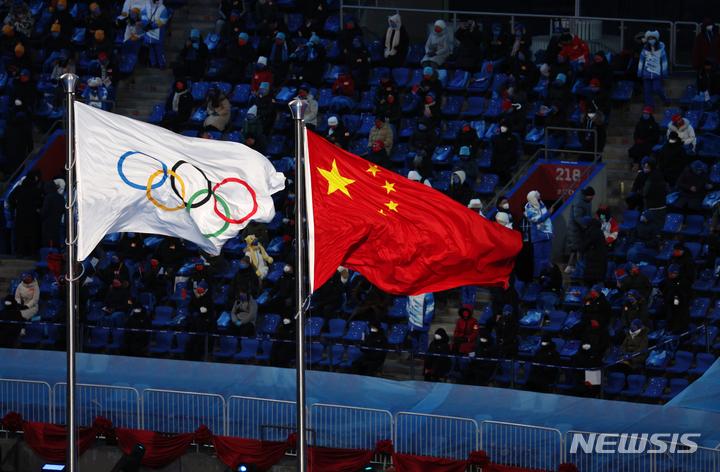 [베이징(중국)=뉴시스] 홍효식 기자 = 4일 오후 중국 베이징 국립 경기장에서 열린 2022 베이징 동계올림픽 개막식에서 오륜기와 중국 국기인 오성홍기가 휘날리고 있다. 2022.02.04. yesphoto@newsis.com