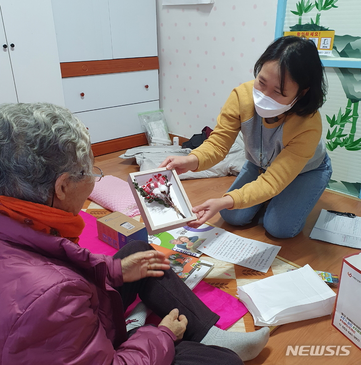 [대구=뉴시스] 고여정 기자 = 대구 중구치매안심센터는 센터에 등록된 대구 중구 독거 및 부부 치매 노인 100여 명을 대상으로 인지재활키트 '행복한 기억상자'를 전달했다. 2022.02.05. (사진 = 대구시 중구)ruding@newsis.com