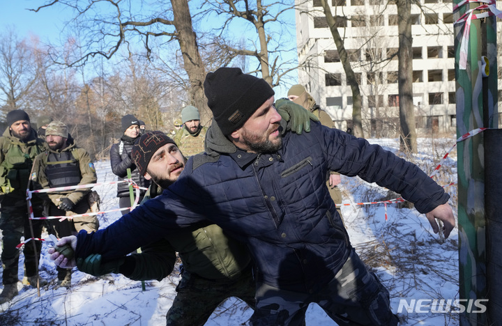 [키예프=AP/뉴시스] 4일(현지시간) 우크라이나 키예프에서 조지아계 준군사조직원들이 러시아의 우크라이나 침공에 대비해 우크라이나의 자위 능력을 키우기 위해 민간인들을 훈련하고 있다. 이 조직은 2014년 우크라이나에서 러시아의 침공에 맞서기 위해 조지아계 자원봉사자들로 결성됐으며 지금은 다양한 국적의 사람들이 활동하고 있다. 2022.02.05.