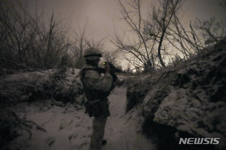 [도네츠크=AP/뉴시스] 한 우크라이나군 병사가 4일(현지시간) 우크라이나 동부 도네츠크 아우디이우카 외곽 최전방 진지에서 경계 근무 중 무기에 장착된 야시경을 조절하고 있다. 미국은 러시아가 우크라이나를 침공할 구실을 만들기 위한 음모를 꾸몄다며 이를 비난했다. 2022.02.05.