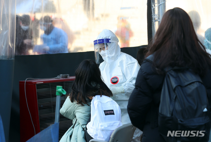 [서울=뉴시스] 고승민 기자 = 0시 기준 코로나19 신규 확진자수가 3만 6362명을 기록한 5일 서울역 신속항원검사소에서 시민들이 신속항원검사를 받고 있다. 2022.02.05. kkssmm99@newsis.com