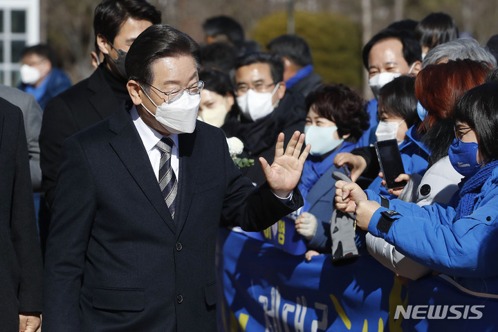 [울산=뉴시스] 최동준 기자 = 이재명 더불어민주당 대선 후보가 5일 울산 울주군 울산과학기술원을 방문해 지지자들과 인사하고 있다. 2022.02.05. photocdj@newsis.com