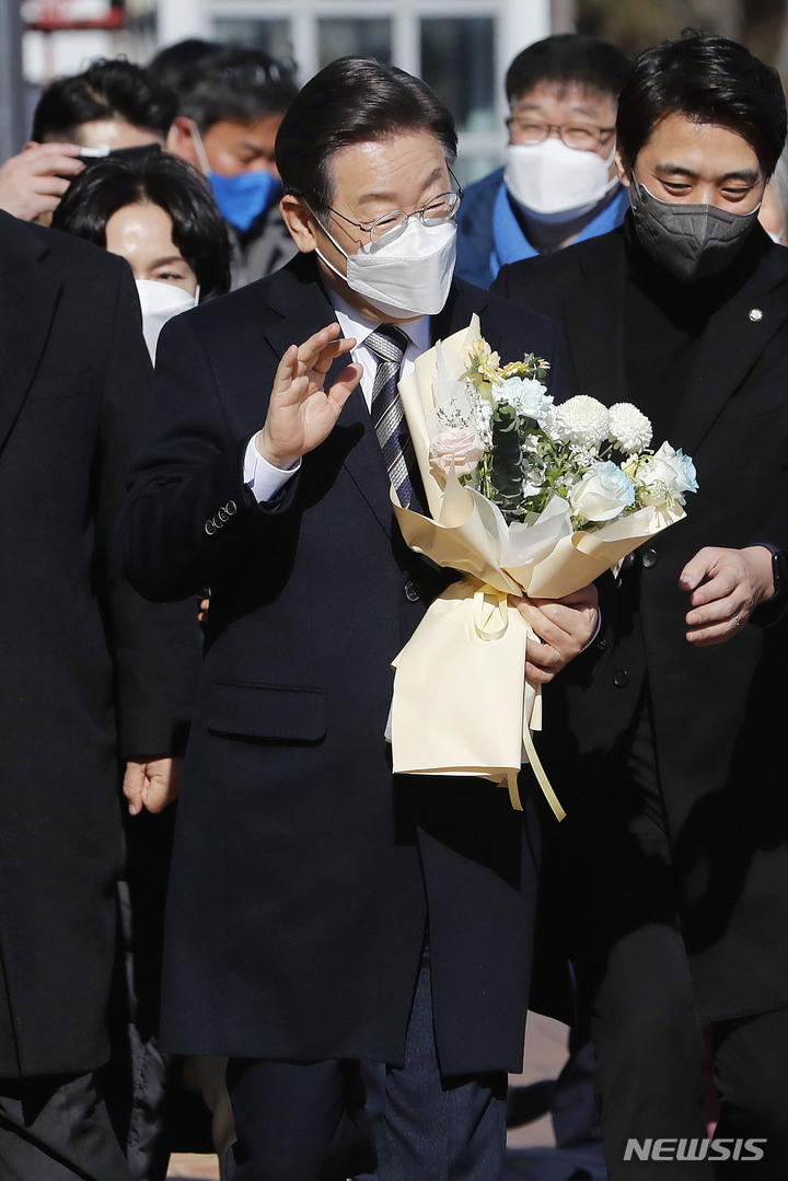 [울산=뉴시스] 최동준 기자 = 이재명 더불어민주당 대선 후보가 5일 울산 울주군 울산과학기술원을 방문해 지지자들과 인사하고 있다. 2022.02.05. photocdj@newsis.com