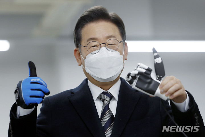 [울산=뉴시스] 최동준 기자 = 이재명 더불어민주당 대선 후보가 5일 울산 울주군 울산과학기술원을 방문해 아바타 손 시연을 하고 있다. 2022.02.05. photocdj@newsis.com