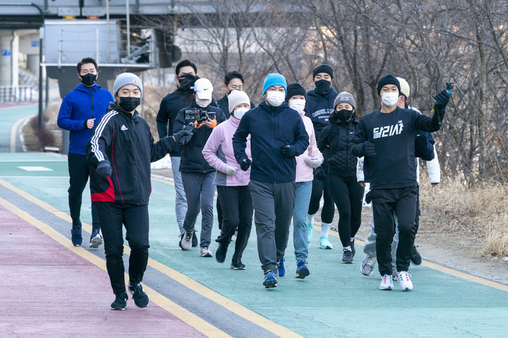 [서울=뉴시스] 최진석 기자 = 안철수 국민의당 대선 후보와 배우자 김미경 교수, 딸 안설희 박사가 5일 서울 노원구 중랑천에서 서울대 러닝크루 달리샤 회원들과 함께 달리고 있다. (사진=국민의당 제공) 2022.02.05. photo@newsis.com *재판매 및 DB 금지
