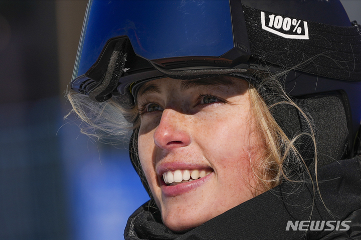 [장자커우(중국)=AP/뉴시스]4년 전, 평창동계올림픽에서 한글로 국가명 '뉴질랜드'를 유니폼에 새겨 화제를 모았던 여자 스노보드의 조이 사도스키 시노트(21)가 조국 뉴질랜드에 사상 첫 동계올림픽 금메달을 안겼다. 사도스키 시노트는 6일 중국 허베이성 장자커우의 겐팅 스노우파크에서 열린 2022 베이징동계올림픽 스노보드 여자 슬로프스타일 결선에서 92.88점으로 금메달을 목에 걸었다.