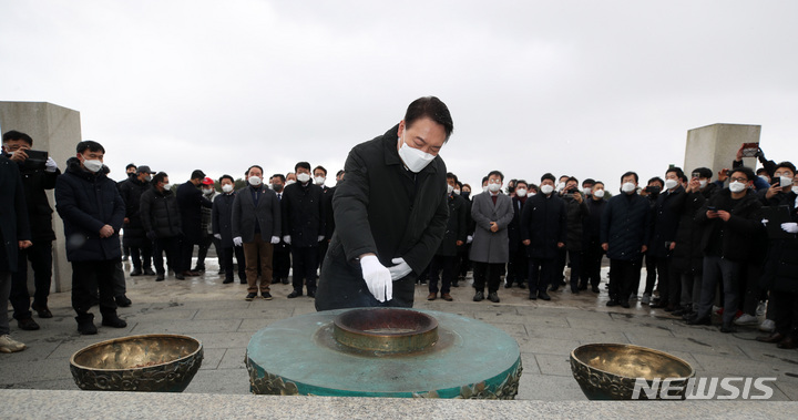 [제주=뉴시스] 전신 기자 = 윤석열 국민의힘 대선 후보가 5일 제주시 봉개동 제주4.3평화공원을 방문해 분향하고 있다. 2022.02.05. photo1006@newsis.com