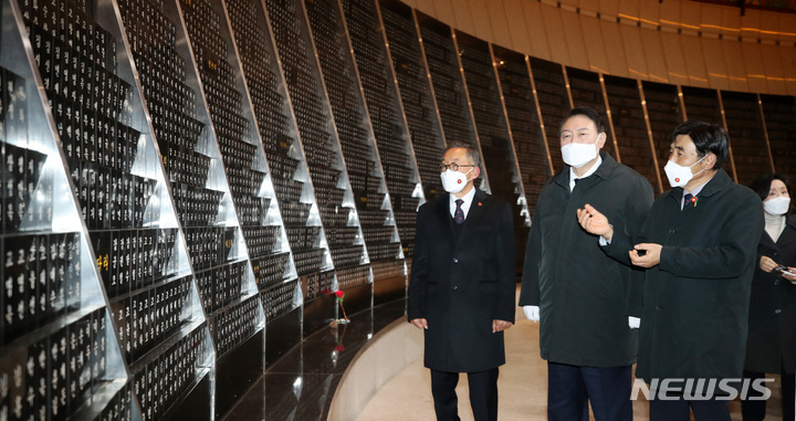 [제주=뉴시스] 전신 기자 = 윤석열 국민의힘 대선 후보가 5일 제주시 봉개동 제주4.3평화공원을 방문해 참배를 마친 후 위패봉안실을 둘러보고 있다. 2022.02.05. photo1006@newsis.com