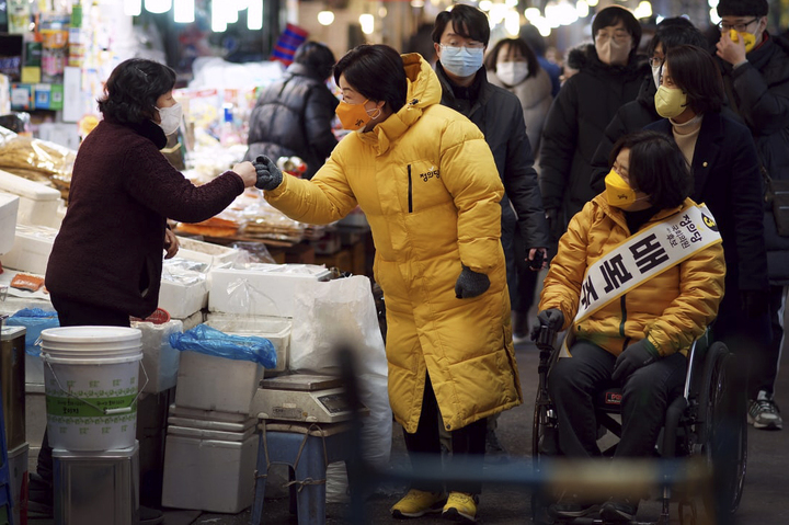 [서울=뉴시스] 최진석 기자 = 심상정 정의당 대선 후보가 5일 서울 종로구 광장시장을 찾아 상인과 인사를 나누고 있다. (사진=정의당 제공) 2022.02.05. photo@newsis.com *재판매 및 DB 금지