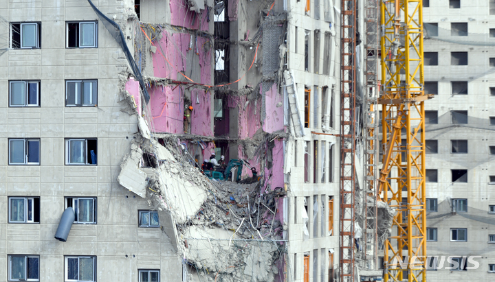 [광주=뉴시스] 류형근 기자 = 광주 현대산업개발 신축 아파트 붕괴사고 26일째인 5일 오후 구조당국 등이 붕괴 잔해물이 쌓여 있는 28층에서 실종자 수색작업을 하고 있다. 2022.02.05. hgryu77@newsis.com
