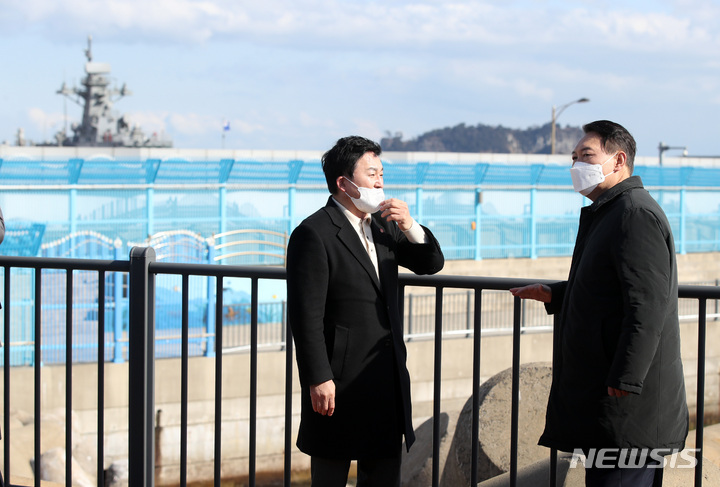 [서귀포=뉴시스] 전신 기자 = 윤석열 국민의힘 대선 후보가 5일 제주 서귀포 강정해오름노을길에서 원희룡 선대본부 정책본부장의 설명을 들으며 해군기지를 바라보고 있다. 2022.02.05. photo1006@newsis.com