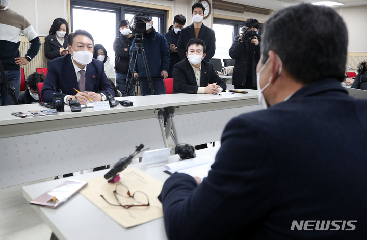 [서귀포=뉴시스] 전신 기자 = 윤석열 국민의힘 대선 후보가 5일 제주 서귀포 강정마을 커뮤니티센터에서 조상우 강정마을회장 등과 간담회를 하고 있다. 2022.02.05. photo1006@newsis.com