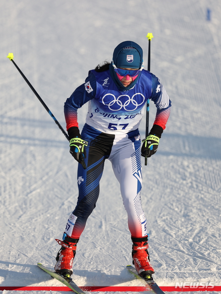 [장자커우(중국)=뉴시스] 홍효식 기자 = 크로스컨트리 대표팀 이채원이 5일 중국 허베이성 장자커우 국립 크로스컨트리센터에서 열린 2022 베이징 동계올림픽 크로스컨트리 여자 7.5km+7.5km 스키애슬론 종목에 출전해 결승선을 통과하고 있다. 2022.02.05. yesphoto@newsis.com
