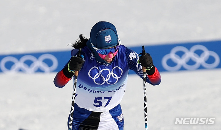 [장자커우(중국)=뉴시스] 홍효식 기자 = 크로스컨트리 대표팀 이채원이 5일 중국 허베이성 장자커우 국립 크로스컨트리센터에서 열린 2022 베이징 동계올림픽 크로스컨트리 여자 7.5km+7.5km 스키애슬론 종목에 출전해 역주하고 있다. 2022.02.05. yesphoto@newsis.com