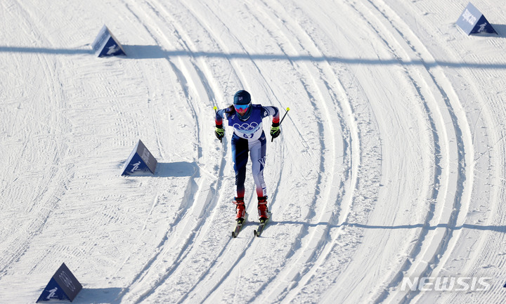 [장자커우(중국)=뉴시스] 홍효식 기자 = 크로스컨트리 대표팀 이채원이 5일 중국 허베이성 장자커우 국립 크로스컨트리센터에서 열린 2022 베이징 동계올림픽 크로스컨트리 여자 7.5km+7.5km 스키애슬론 종목에 출전해 역주하고 있다. 2022.02.05. yesphoto@newsis.com