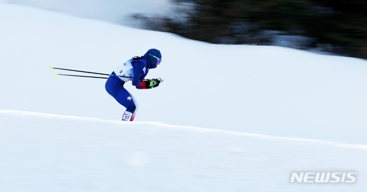 [장자커우(중국)=뉴시스] 홍효식 기자 = 크로스컨트리 대표팀 이채원이 5일 중국 허베이성 장자커우 국립 크로스컨트리센터에서 열린 2022 베이징 동계올림픽 크로스컨트리 여자 7.5km+7.5km 스키애슬론 종목에 출전해 역주하고 있다. 2022.02.05. yesphoto@newsis.com