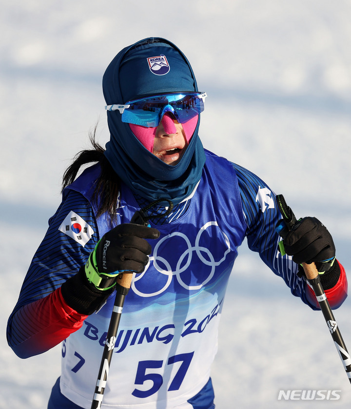 [장자커우(중국)=뉴시스] 홍효식 기자 = 크로스컨트리 대표팀 이채원이 5일 중국 허베이성 장자커우 국립 크로스컨트리센터에서 열린 2022 베이징 동계올림픽 크로스컨트리 여자 7.5km+7.5km 스키애슬론 종목에 출전해 결승선을 통과한 뒤 숨을 고르고 있다. 2022.02.05. yesphoto@newsis.com