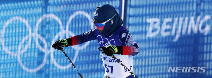 [장자커우(중국)=뉴시스] 홍효식 기자 = 크로스컨트리 대표팀 이채원이 5일 중국 허베이성 장자커우 국립 크로스컨트리센터에서 열린 2022 베이징 동계올림픽 크로스컨트리 여자 7.5km+7.5km 스키애슬론 종목에 출전해 주행하고 있다. 2022.02.05. yesphoto@newsis.com