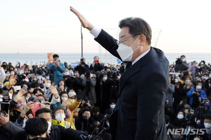 [부산=뉴시스] 최동준 기자 = 이재명 더불어민주당 대선 후보가 5일 부산 해운대 이벤트광장을 방문해 시민들에게 인사하고 있다. 2022.02.05. photocdj@newsis.com