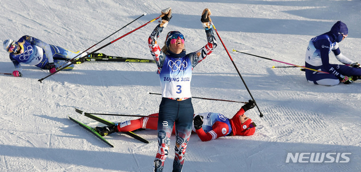 [장자커우(중국)=뉴시스] 홍효식 기자 = 노르웨이의 테레세 요헤우가 5일 중국 허베이성 장자커우 국립 크로스컨트리센터에서 열린 2022 베이징 동계올림픽 크로스컨트리 여자 7.5km+7.5km 스키애슬론 종목에서 1등으로 결승선을 통과한 뒤 기뻐하고 있다. 2022.02.05. yesphoto@newsis.com