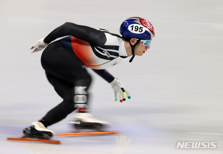 [베이징(중국)=뉴시스] 고범준 기자 = 5일 오후 중국 베이징 캐피털 인도어 스타디움에서 열린 2022 베이징 동계올림픽 빙상 쇼트트랙 남자 1000m 예선 한국 박장혁이 역주하고 있다. 2022.02.05. bjko@newsis.com