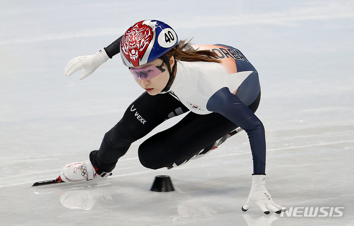 [베이징(중국)=뉴시스] 김병문 기자 = 5일 오후 중국 베이징 캐피털 인도어 스타디움에서 열린 여자 500m 예선 경기, 한국 최민정이 질주하고 있다. 2022.02.05. dadazon@newsis.com