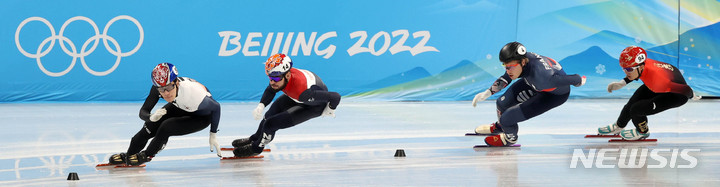 [베이징(중국)=뉴시스] 고범준 기자 = 5일 오후 중국 베이징 캐피털 인도어 스타디움에서 열린 2022 베이징 동계올림픽 빙상 쇼트트랙 남자 1000m 예선 한국 황대헌이 역주하고 있다. 2022.02.05. bjko@newsis.com